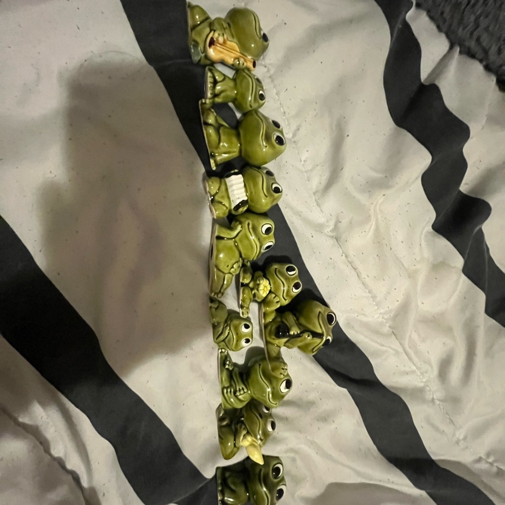 Set of Neil the frogs figurines. Well kept good condition (original)